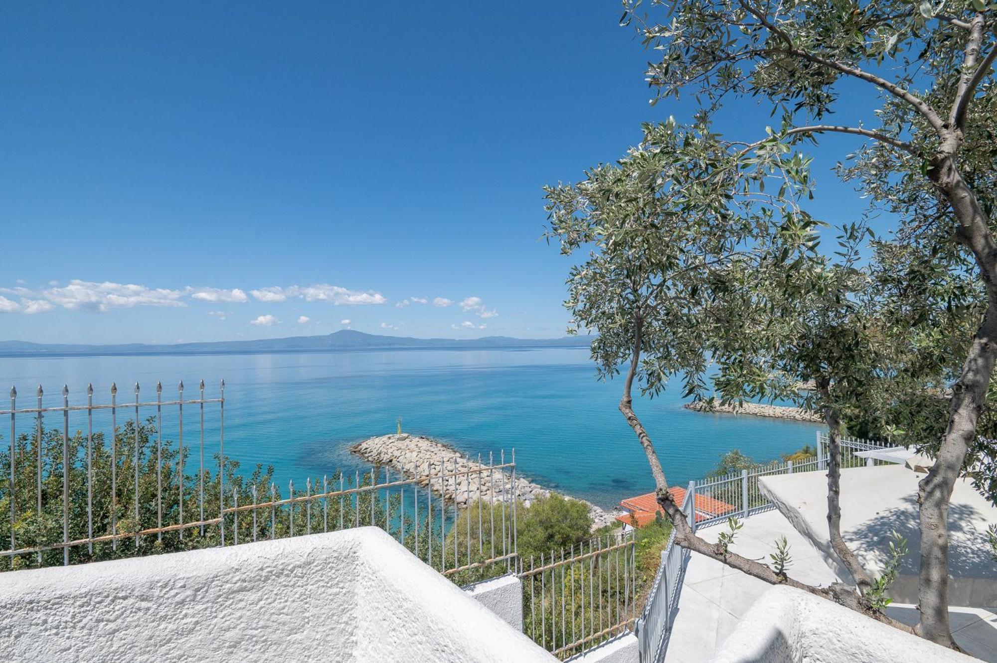 Pouletis Family Apartments - Akroyali Seaview Getaways Kalamáta Buitenkant foto