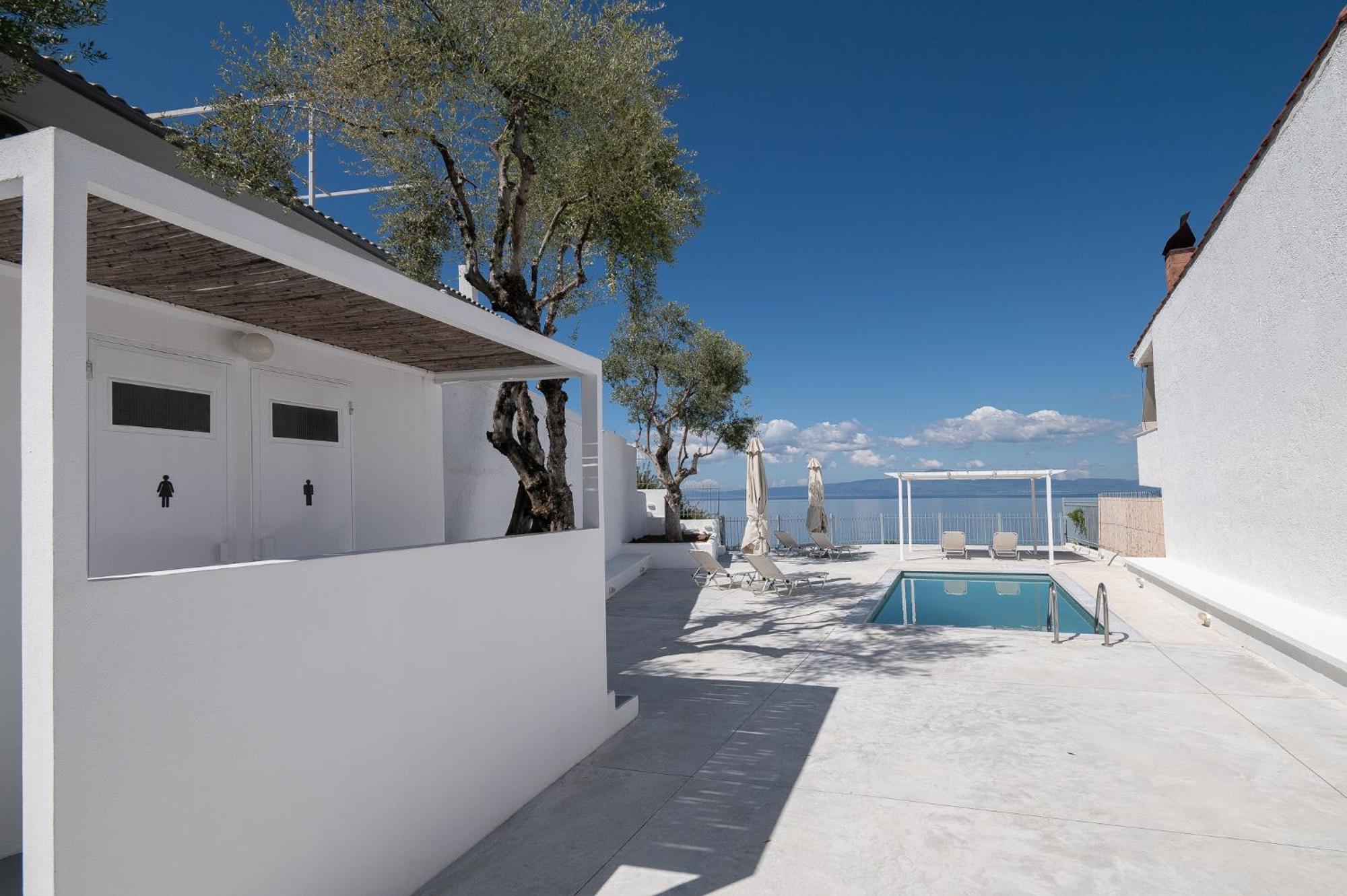 Pouletis Family Apartments - Akroyali Seaview Getaways Kalamáta Buitenkant foto