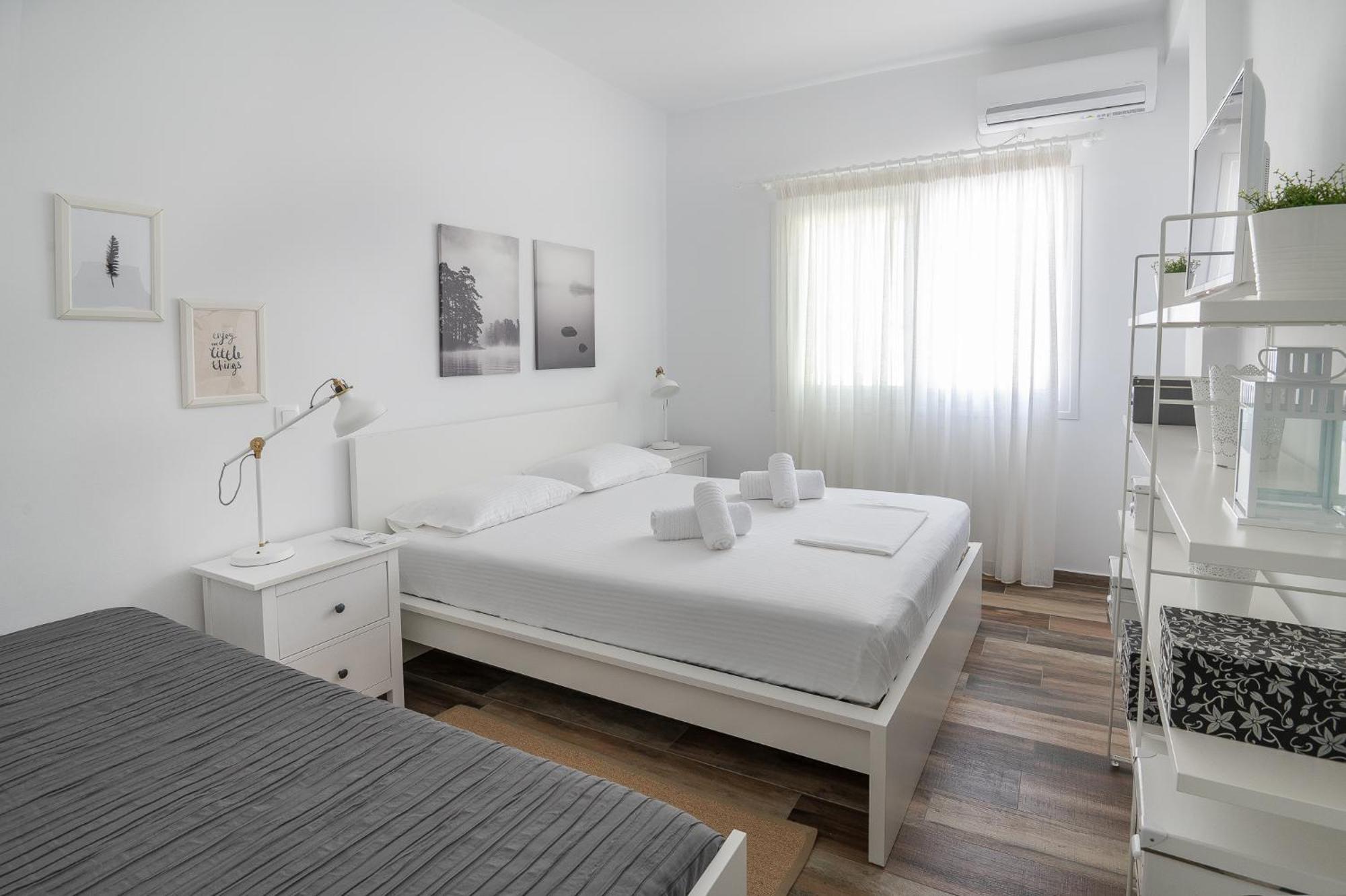 Pouletis Family Apartments - Akroyali Seaview Getaways Kalamáta Buitenkant foto