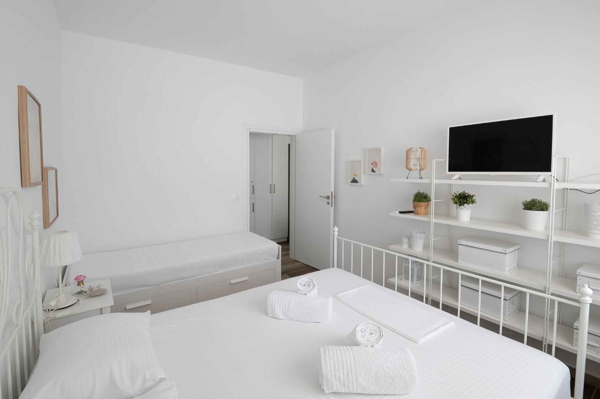 Pouletis Family Apartments - Akroyali Seaview Getaways Kalamáta Buitenkant foto