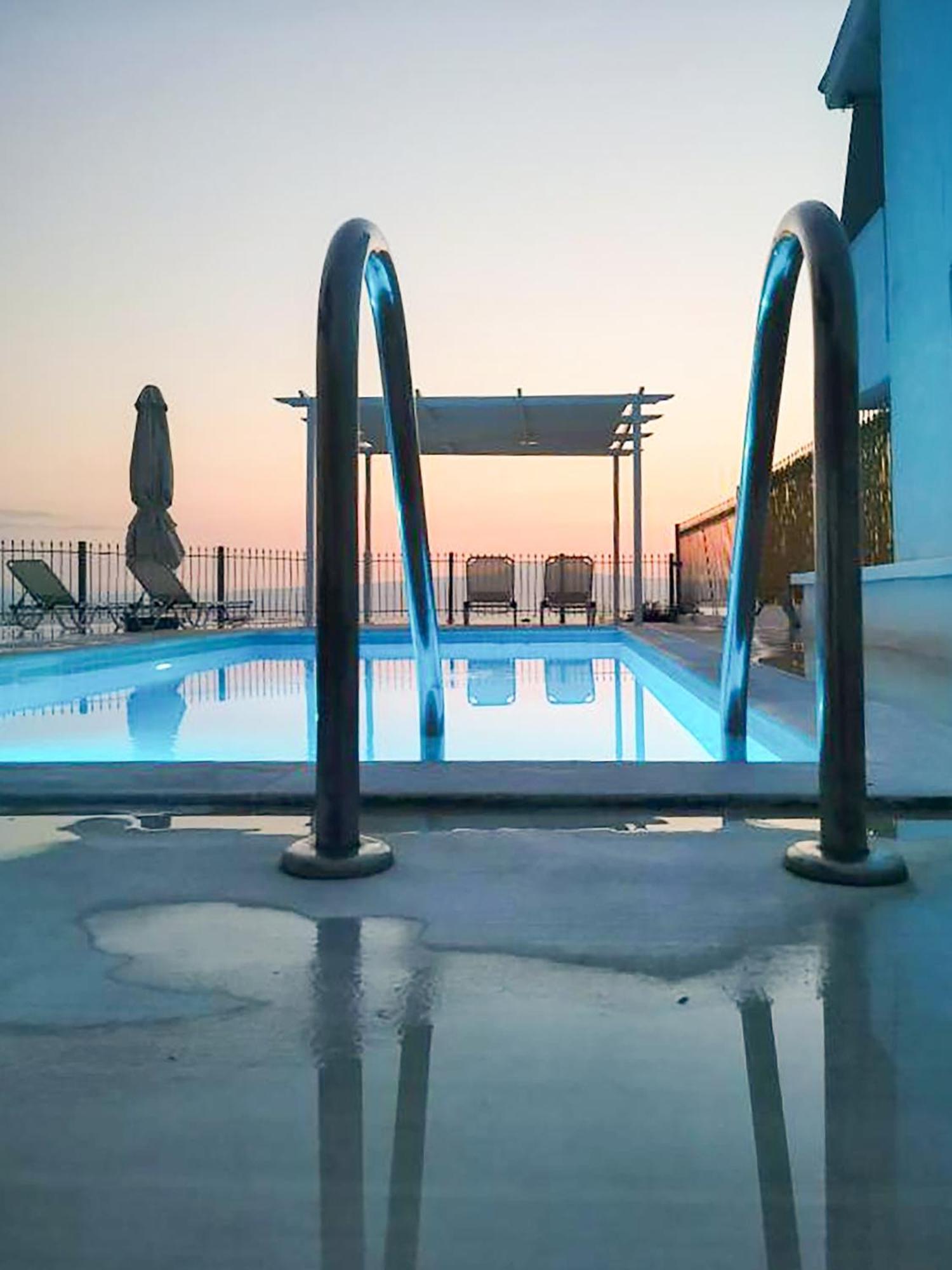 Pouletis Family Apartments - Akroyali Seaview Getaways Kalamáta Buitenkant foto