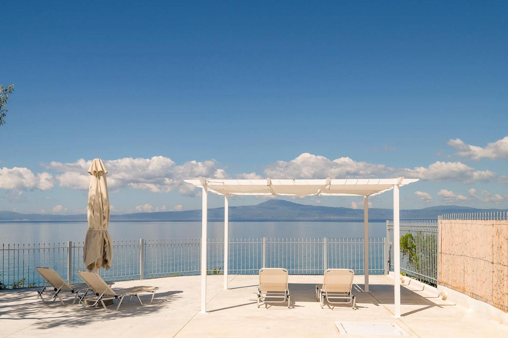 Pouletis Family Apartments - Akroyali Seaview Getaways Kalamáta Buitenkant foto